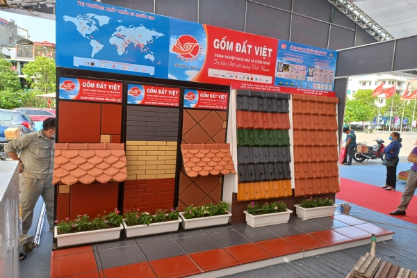 KỆ TRƯNG BÀY GẠCH NGÓI CỦA GỐM ĐẤT VIỆT